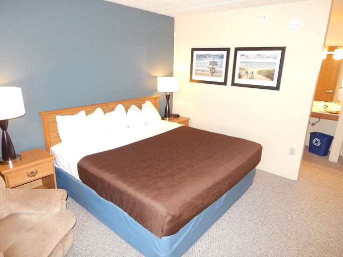 Bedroom 3, AmericInn by Wyndham Sturgeon Bay, Door