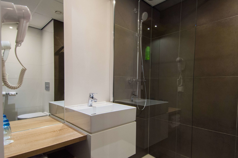 Bathroom 5, Golden Tulip Zoetermeer - Den Haag, Zoetermeer