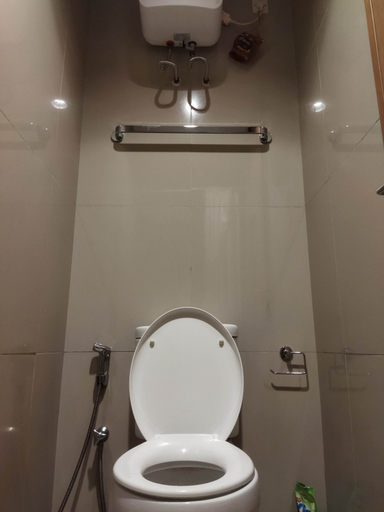 Bathroom, Apartement Treepark City by Ayden Rooms, Tangerang
