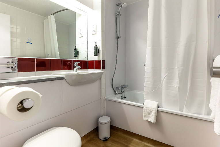 Bathroom 4, Days Inn by Wyndham Gretna Green M74, Dumfries and Galloway