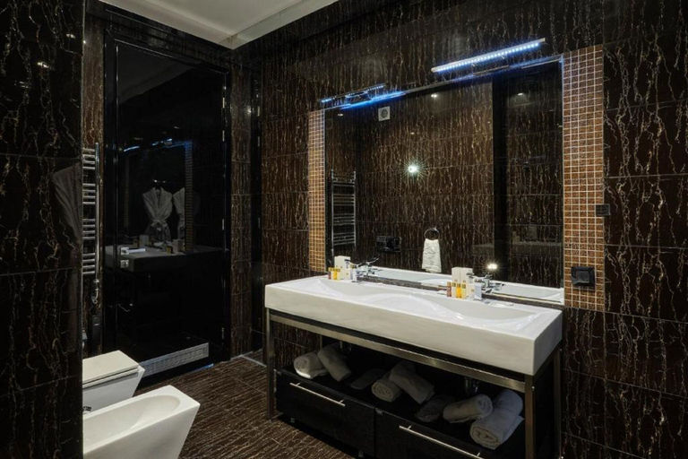 Bathroom 4, Hotel Emirates, Stolichna