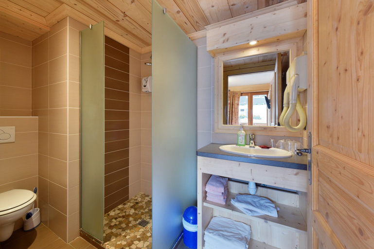 Bathroom 5, Loc Hotel Alpen Sports, Haute-Savoie