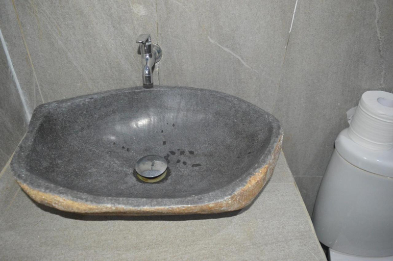Bathroom 5, Labuan Bajo Mahoni Guesthouse, West Manggarai