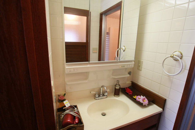 Bathroom 4, Cottage Hakuraku, Onna
