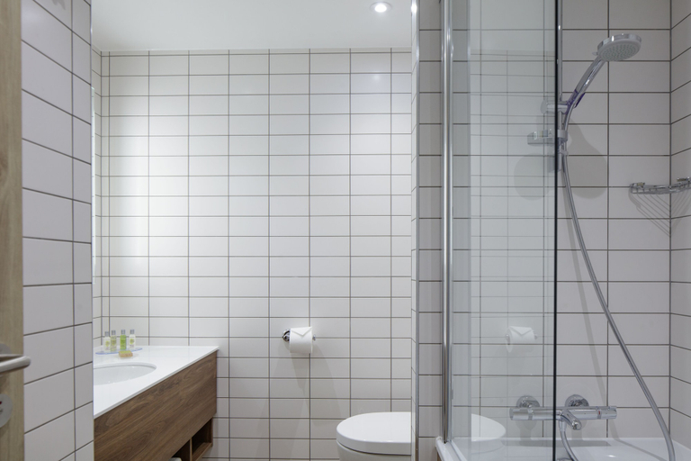 Bathroom 4, Hilton Garden Inn Stoke on Trent, Stoke-on-Trent