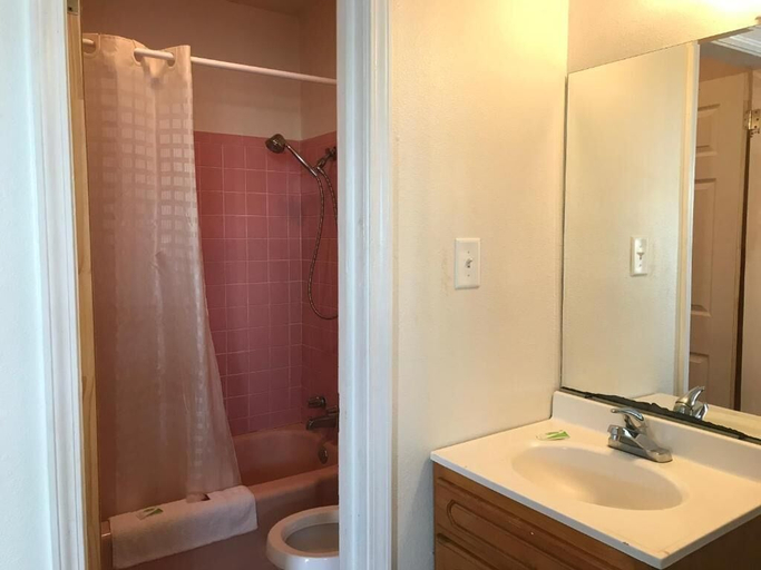 Bathroom 4, Bayfront Inn, Harrison