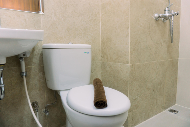 Bathroom 5, Minimalist And Warm Studio At Transpark Bintaro Apartment, Tangerang Selatan