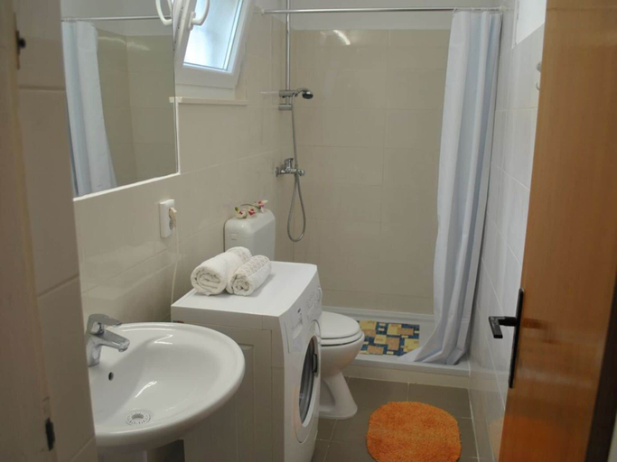 Bathroom, Nice 2-bedroom Private House, 50 m Beach, Sutivan, Sutivan