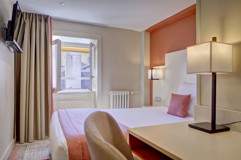 Bedroom 4, Hôtel des Remparts Lyon Perrache, Rhône