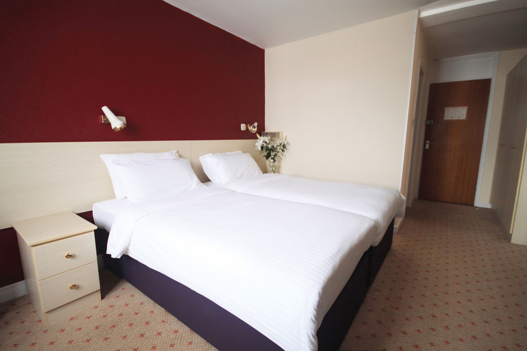 Bedroom 2, Norfolk Hotel