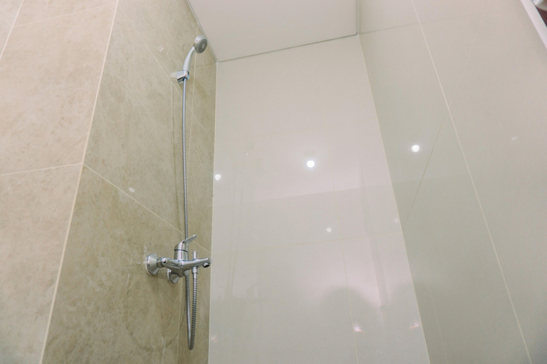 Bathroom 4, Minimalist And Warm Studio At Transpark Bintaro Apartment, Tangerang Selatan