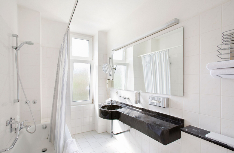 Bathroom 4, Relexa Hotel Bellevue, Hamburg