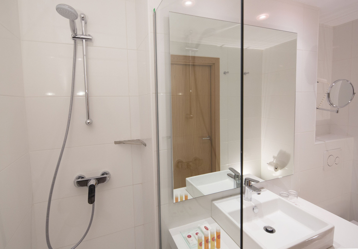 Bathroom 5, Hotel JS Alcudi Mar, Baleares