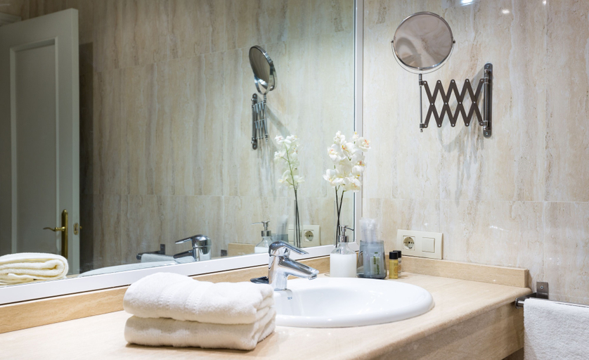 Bathroom 4, Apartamentos Altamira, Sevilla