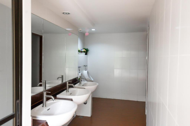 Bathroom 4, Pattaya Hiso Hotel, Pattaya