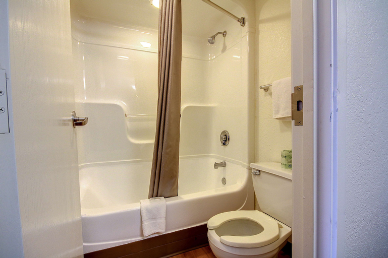 Bathroom 14