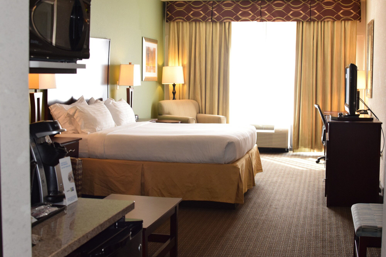 Bedroom 2, Holiday Inn Express Hotel & Suites Pratt by IHG, Pratt