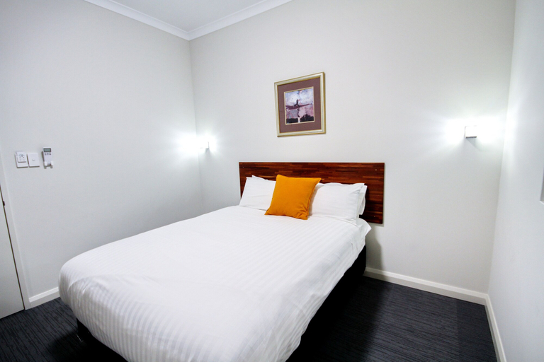 Bedroom 3, Gallery Hotel, Cockburn