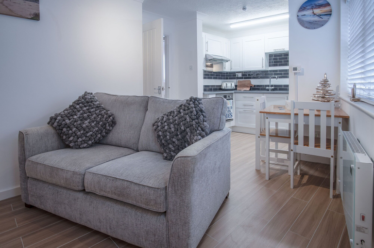 Others 3, Castle Cove - 1 Bedroom Apartment - Tenby, Pembrokeshire