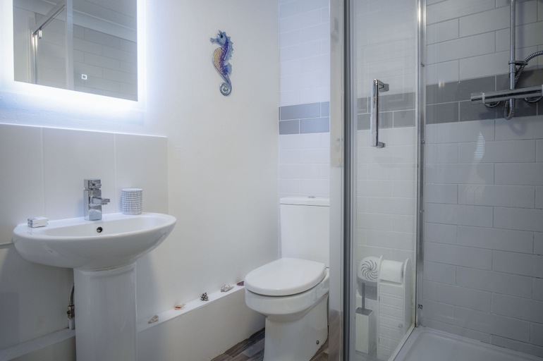 Bathroom, Castle Cove - 1 Bedroom Apartment - Tenby, Pembrokeshire