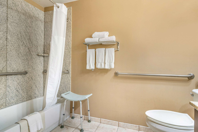 Bathroom 4, Clarion Pointe Medford, Jackson
