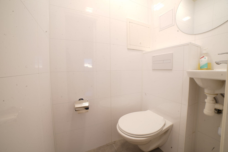 Bathroom 4, Mary Rooms, Tromsø