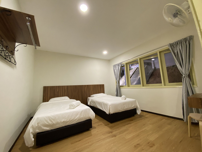 Bedroom 3, The Pines, Raub