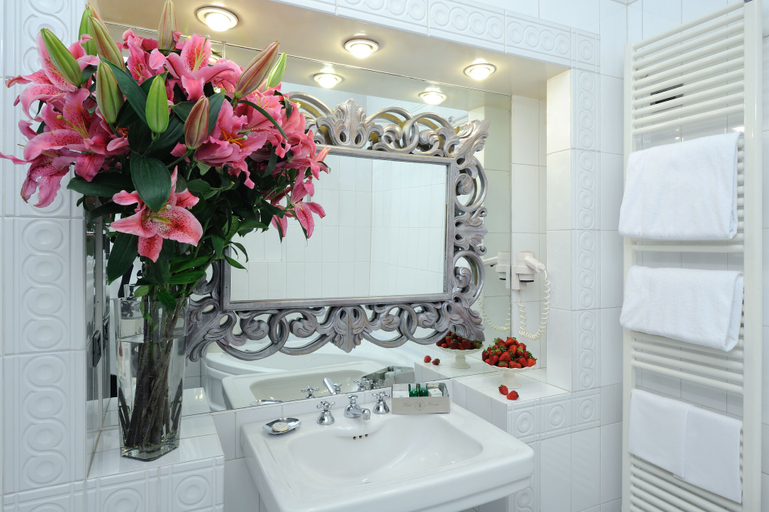 Bathroom 5, Hotel Farnese, Roma