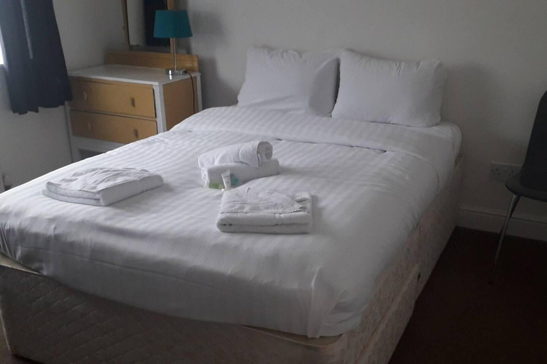 Bedroom 2, Homely 4-bed House in Manchester, Trafford