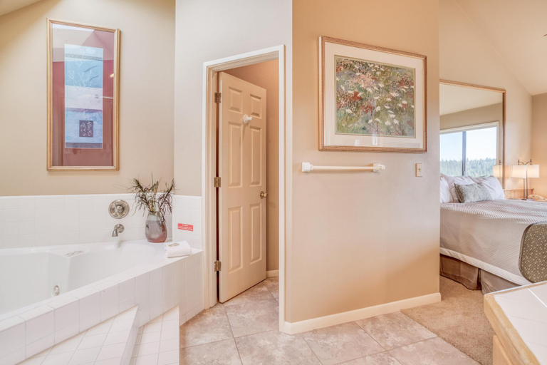 Bathroom 5, River Ridge 517A, Deschutes