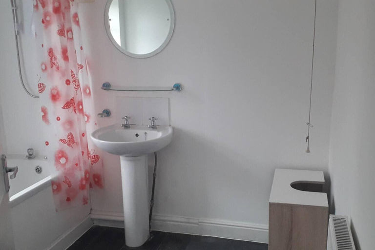 Bathroom, Homely 4-bed House in Manchester, Trafford