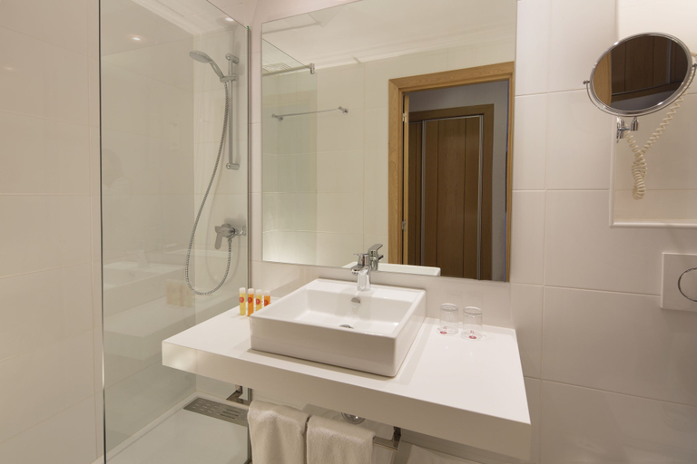 Bathroom 5, Hotel JS Alcudi Mar, Baleares