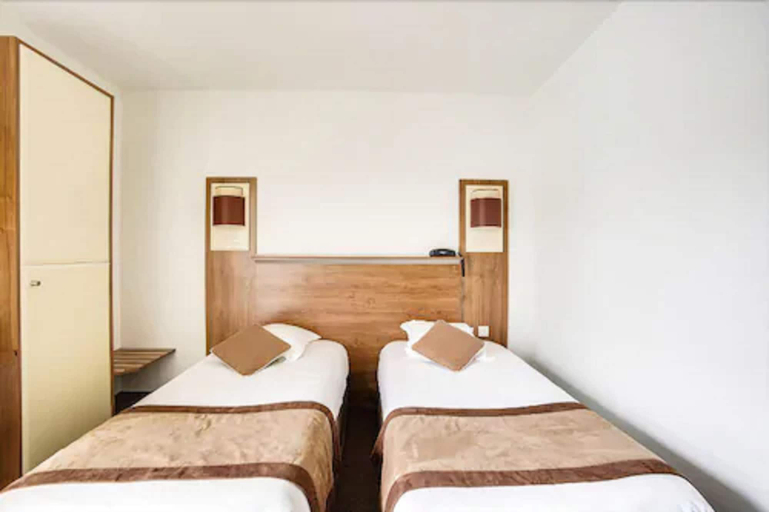 Bedroom 3, Brit Hotel La Côte des Havres, Manche
