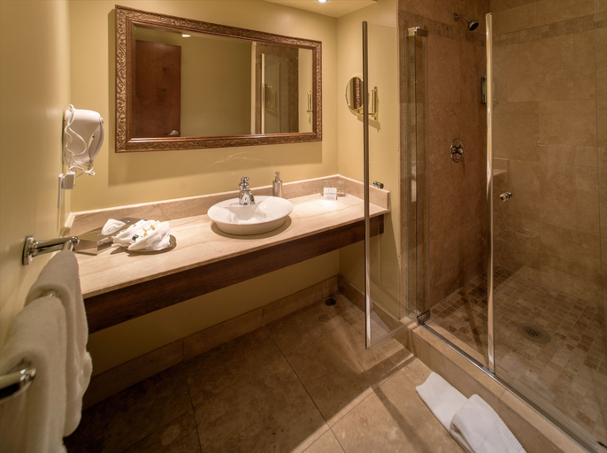 Bathroom 4, Hotel Brossard, an Ascend Collection Hotel, Champlain