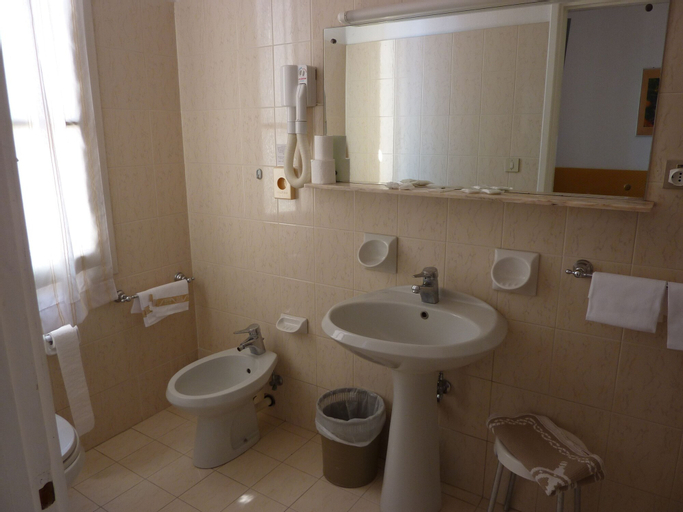 Bathroom 10