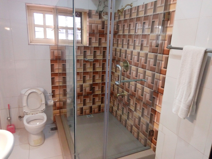 Bathroom 5, Aliz Ambruz Hotel, Uyo