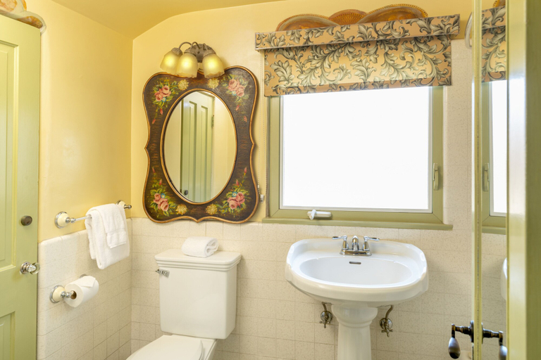 Bathroom 4, The Pierpont Inn, Ventura
