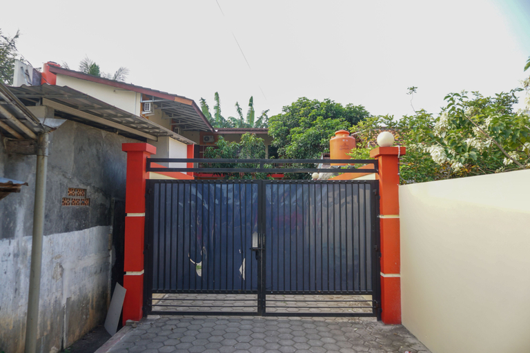 Exterior & Views 4, RedDoorz near Stasiun Kroya, Cilacap