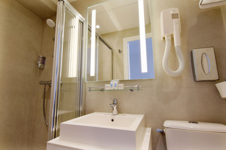 Bathroom 4, Hôtel Avia Saphir Montparnasse, Paris