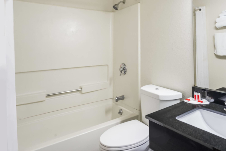 Bathroom 5, Super 8 by Wyndham Munfordville KY, Hart