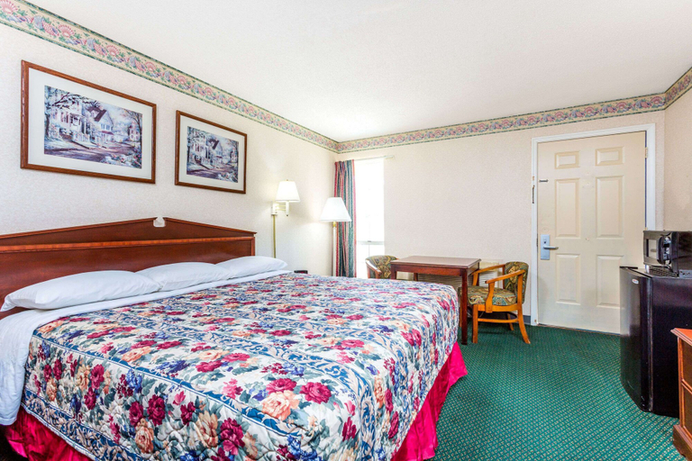 Bedroom 2, Days Inn By Wyndham Cornelia, Habersham