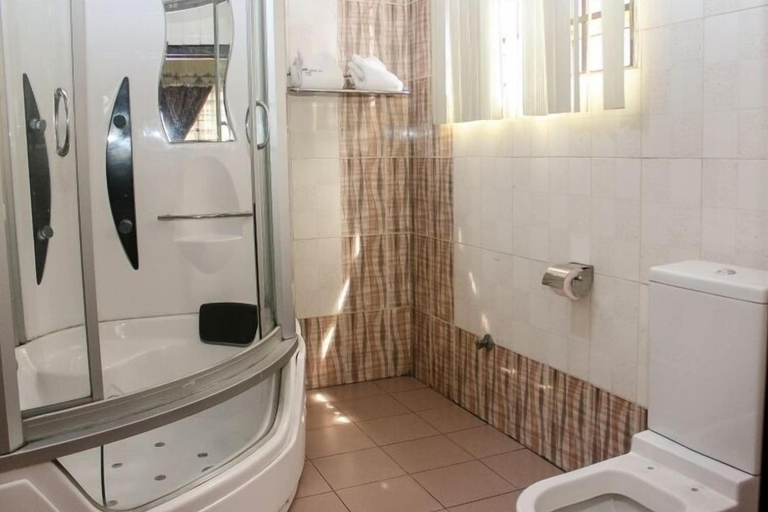 Bathroom 3, Everyday Check-Inn, Obio/Akp