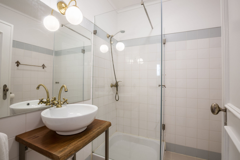 Bathroom 5, Sandhi House - Yoga & Wellness, Mafra