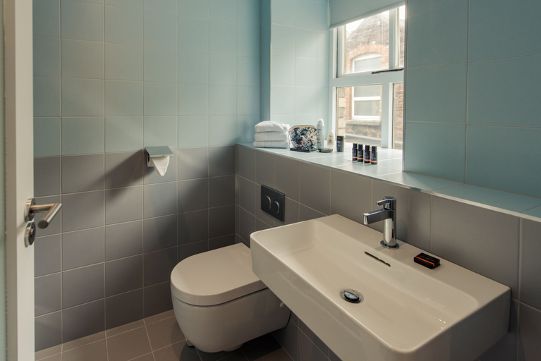 Bathroom 4, Isaac's Cork