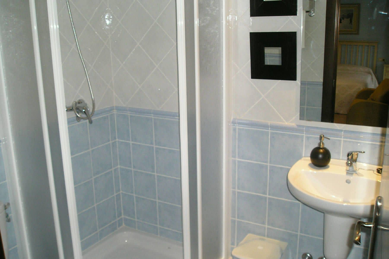 Bathroom 4, Hostal Ciudad Antigua, Albacete