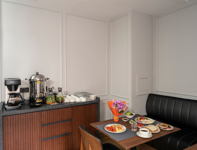 Food & Drinks 4, Livro Hotel, Fatih