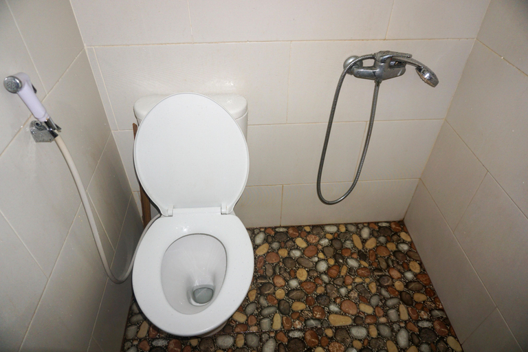 Bathroom 5, RedDoorz near Stasiun Kroya, Cilacap
