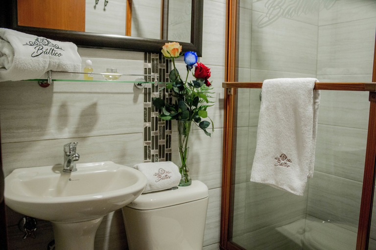 Bathroom 4, Hotel Báltico, Quito