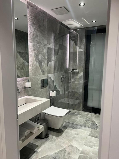 Bathroom 5, Rozafa Palace Hotel, Sarandës
