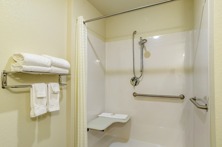 Bathroom 5, Cobblestone Hotel & Suites - Hutchinson, McLeod
